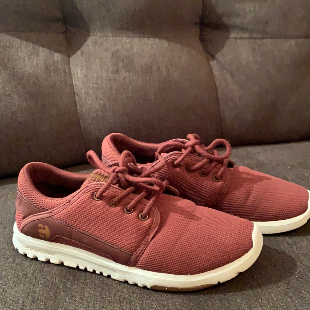 Women’s Etnies tennis shoes 👟